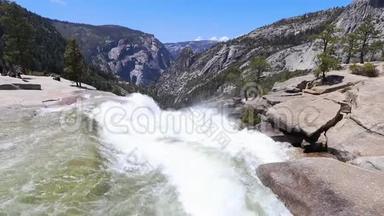 尤塞米蒂山谷国家公园的瀑布很大，特别是在春天和初夏的时候，从山上下雪
